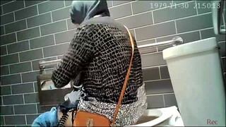 mature muslim milf caught peeing in coffee shop