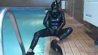 pool masturbation in gas mask and latex